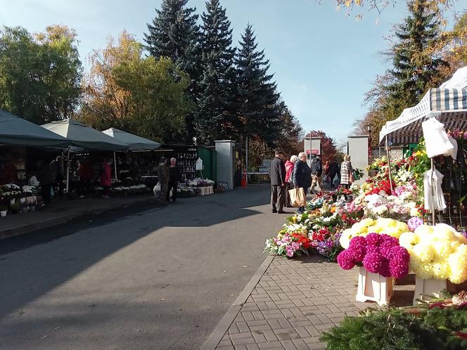 Gorzów: Ceny zniczy i kwiatów na cmentarzach dla niektórych oburzające