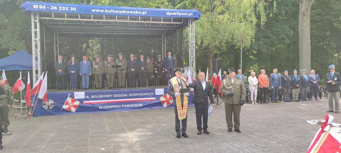 Nadanie sztandaru dla 16 WOG