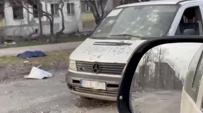Mercedes z rejestracją z Łódzkiego dojechał do Mariupola. Auto ostrzelane