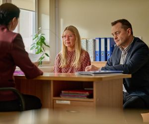 Na Wspólnej odc 4017. Renata (Marta Jankowska), Sławek Dziedzic (Mariusz Słupiński), urzędniczka (Katarzyna Dworak)