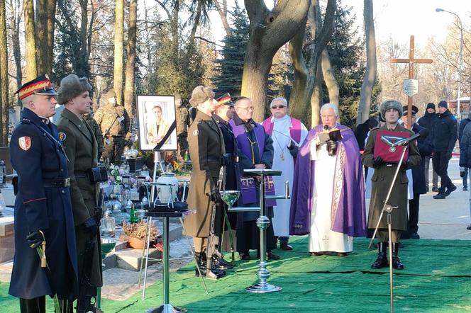 Uroczystości pogrzebowe Iwony Śledzińskiej-Katarasińskiej na Dołach. Wzięło w nich udział wiele osób [ZDĘCIA]