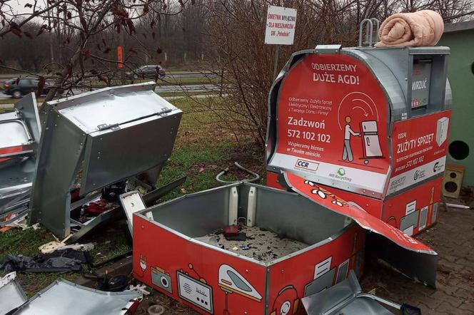 Zniszczone pojemniki na elektrośmieci