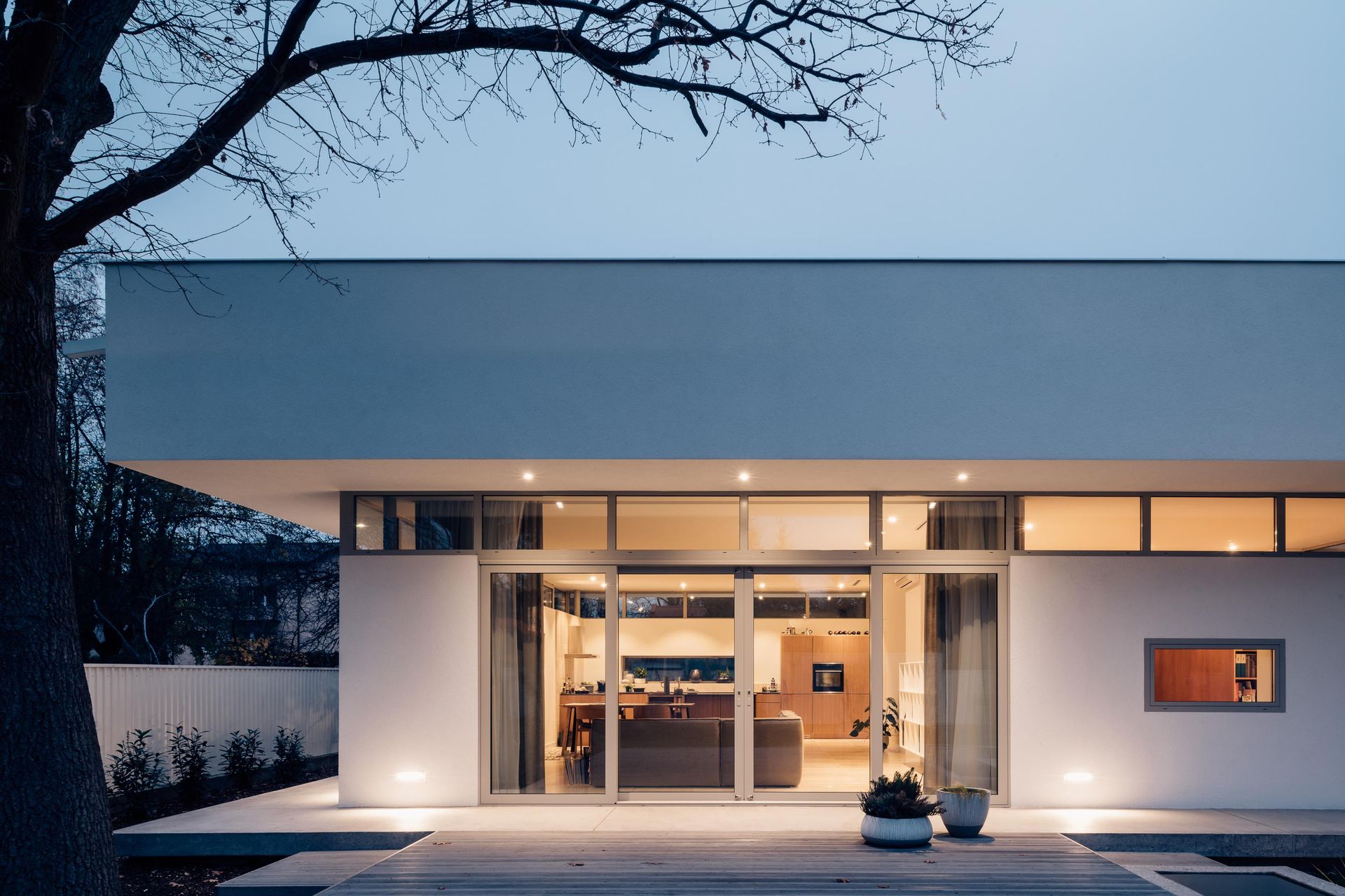 Dom z lewitującym dachem pod Warszawą. Fot. ONI Studio