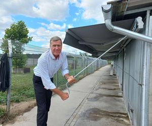 ​W schronisku dla zwierząt w Henrykowie koło Leszna montują markizy. Dadzą psom cień w gorące dni
