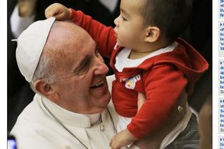 Chlopiec zdejmuje piuske Franciszkowi (2)