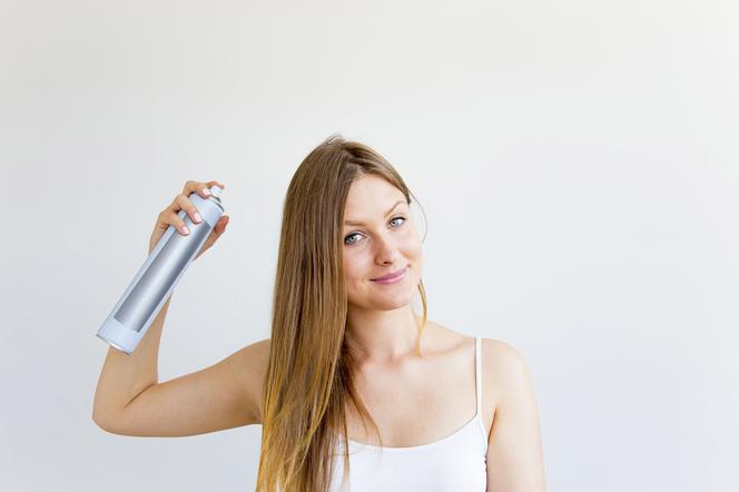 Suchy szampon - mycie włosów na sucho. Jak używać suchego szamponu?