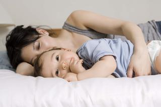 Jak uśpić dziecko bez płaczu i nerwów? Cztery metody usypiania