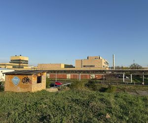 Strzały i wybuchy w Warszawie. Helikoptery nad miastem, na ulicach uzbrojone pojazdy! Co się dzieje? 	