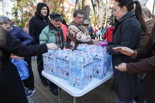 Awaria wody w Otwocku. Strażacy rozdawali wodę mieszkańcom (2.04.2025)