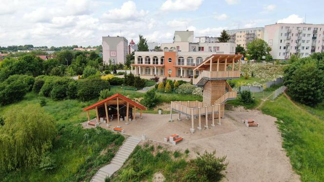 Ogromny pomost i piaszczysta plaża. To miejsce na Mazurach przyciąga tłumy turystów. Zobacz zdjęcia