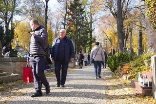 1 listopada na cmentarzu przy ul. Lipowej w Lublinie. Mieszkańcy odwiedzają groby swoich bliskich