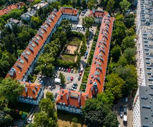 Osiedle Wyspiańskiego w Warszawie - zdjęcia. Z góry wygląda jak wielki wykrzyknik