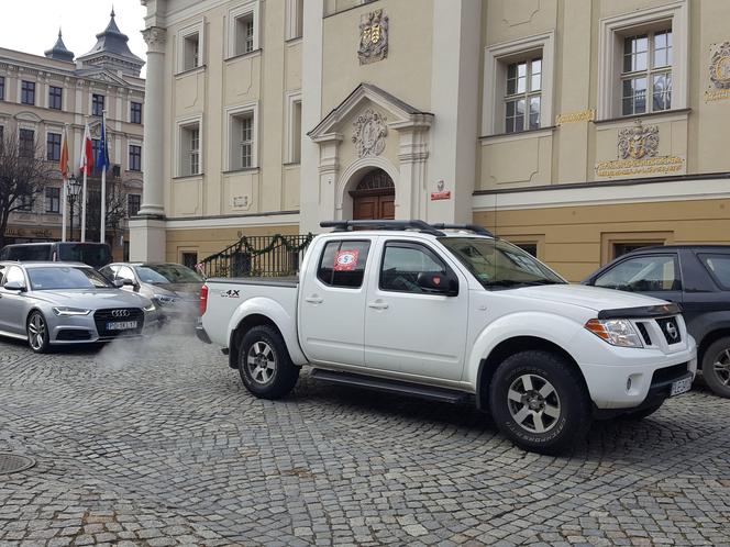 Z Rynku w Lesznie wystartował Rajd WOŚP. To najstarszy taki rajd w Polsce grający dla Orkiestry