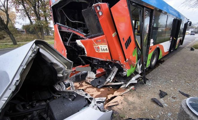 Wypadek w Puławach. 53-latek z 1,6 promila wjechał w autobus miejski
