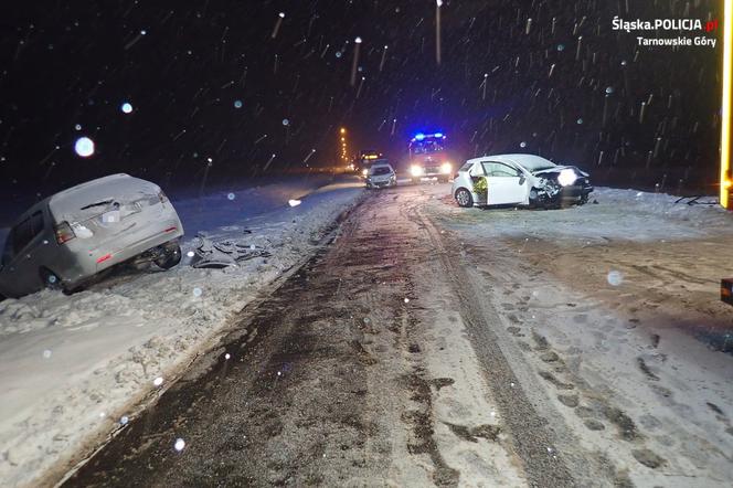 Zawada: Poślizg i zderzenie dwóch samochodów. 23-latka i jej pasażerka w szpitalu