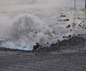 Gejzer wody zalał ulice. W Piekarach Śląskich tworzą się gigantyczne korki