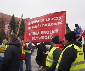 „Zielony Ład=Głód”, „Mleko nie jest z Biedronki”. Te hasła pojawiły się na proteście rolników w Olsztynie