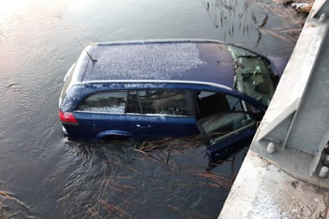 Rozprza. Auto wpadło do rzeki
