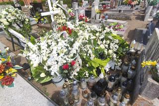 Setki białych kwiatów na grobie Marcela i znicz od rodziców ze wzruszającą inskrypcją