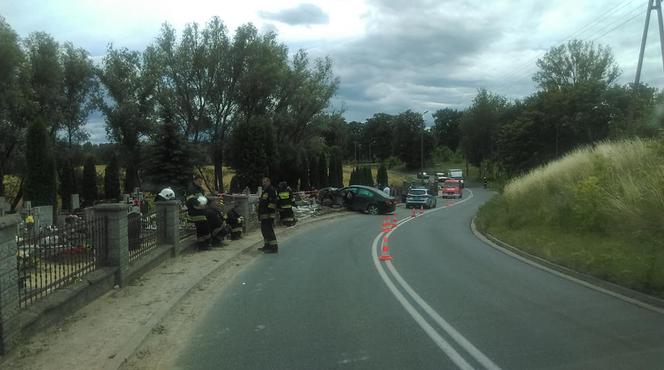 Wypadek w Niewieścinie. Rozpędzona kobieta zakończyła swój rajd na... cmentarzu [ZDJĘCIA]