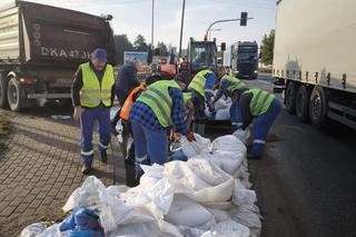 Trwa walka o osiedle Marszowice we Wrocławiu. Na miejscu pracują żołnierze i strażacy 
