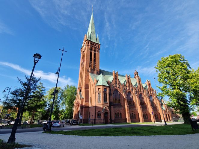 Plac Kościeleckich rozkwita na wiosnę. Bydgoszczanie chętnie wybierają go na spacer