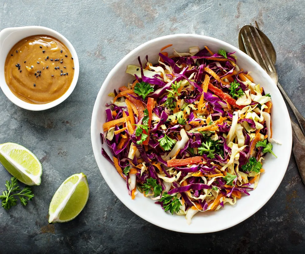 Chrupiąca sałatka detoksykująca - potężna dawka zdrowia na talerzu