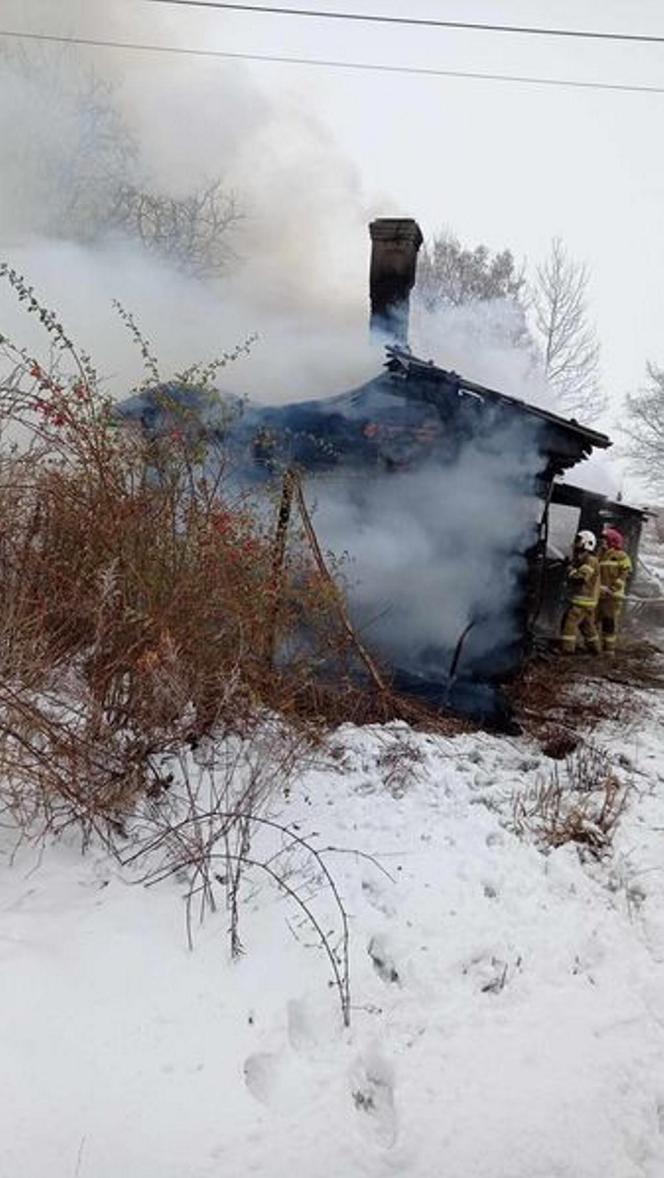 Radzyń Podlaski. 57-latek spalił swój dom. Chciał rozpalić w piecu benzyną