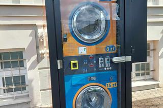 Bydgoszczanie piorą pod bazyliką. Pralkomat to ratunek dla tych, którym nie starcza na rachunki