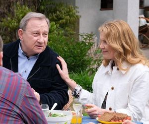 M jak miłość odc. 1813. Staszek (Sławomir Holland), Krystyna Banach (Dorota Chotecka-Pazura), Tadeusz (Bartłomiej Nowosielski), Józef Modry (Stefan Friedmann)