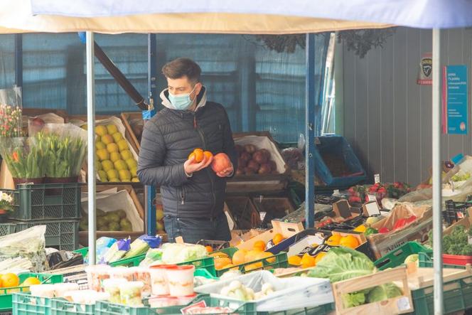 Śmiszek rządzi w domu, a Biedroń u fryzjera