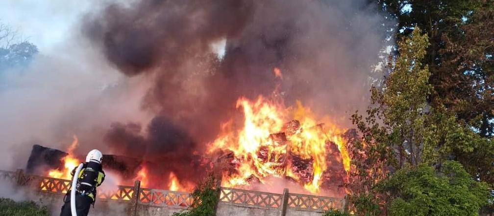 Potężny pożar w Cichoradzu pod Toruniem. Zdjęcia z akcji strażaków 