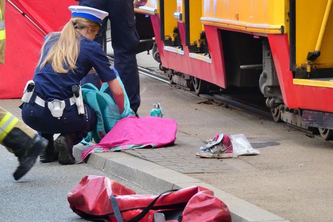 Tragiczny wypadek na rondzie de Gaulle'a w Warszawie. 11-letnia Ukrainka potrącona przez tramwaj. Dziewczynka walczy o życie