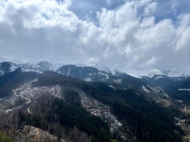 Wymarłe Zakopane przed sezonem. Pustki na Krupówkach i pod Gubałówką