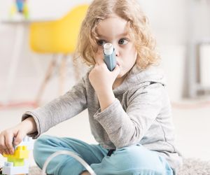 Astma u dzieci to coraz częstszy problem. Prawdziwe zagrożenie może czaić się w domu