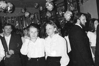 Białe bluzki i czarne spódnice. Tak w czasach PRL-u wyglądały studniówki!