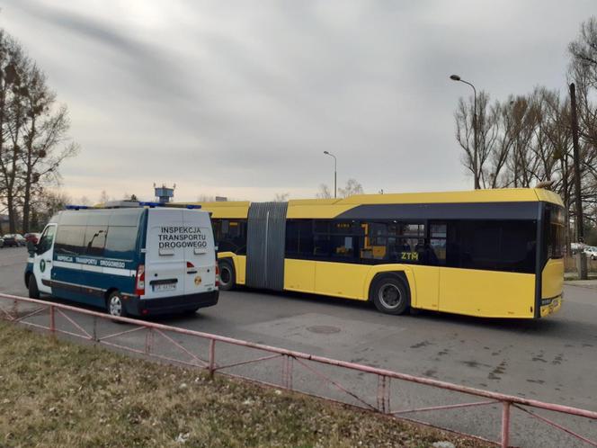 Inspektorzy kontrolują autobusy pod kątem ilości przewożonych osób