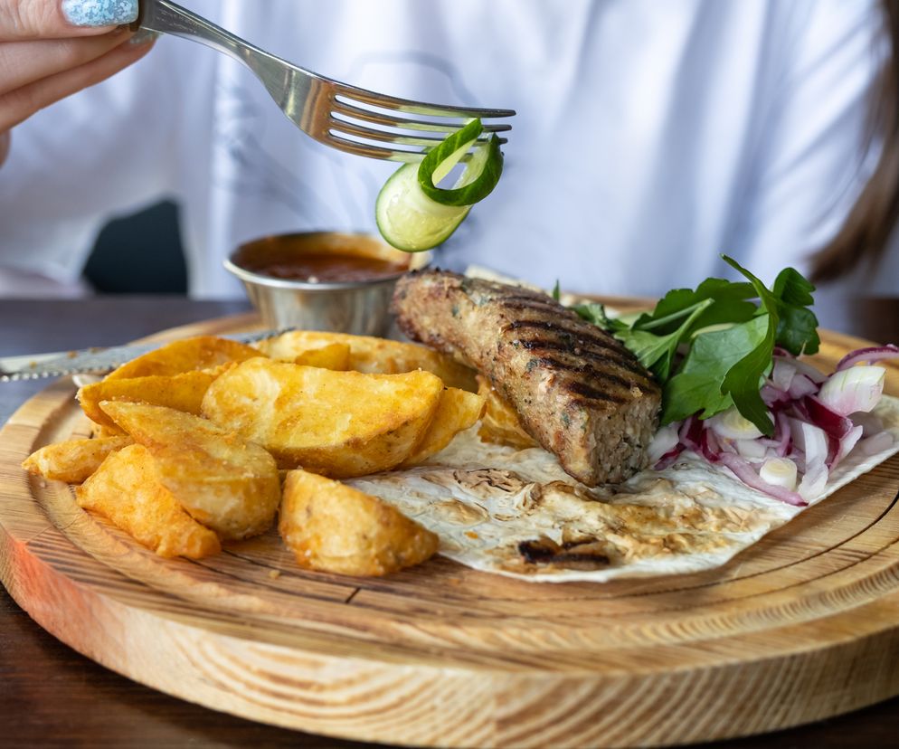 Zbliżenie na mięso, które je kobieta