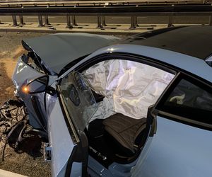 Sportowy mercedes warty 1,5 miliona roztrzaskany na moście Świętokrzyskim