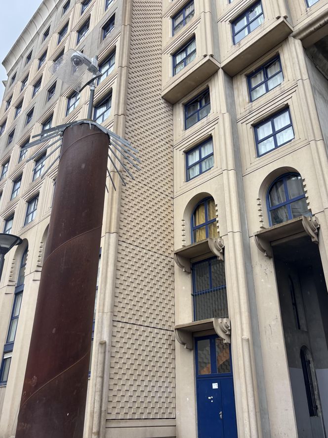 Picasso's Arenas. Budynek mieszkalny położony w Noisy-le-Grand pod Paryżem