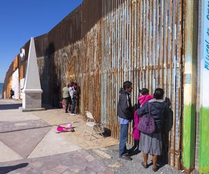 Meksyk/ Prasa wątpi w przydatność malowania muru granicznego z USA na czarno