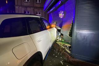 Wypadek w Toruniu. Samochód wjechał w kiosk