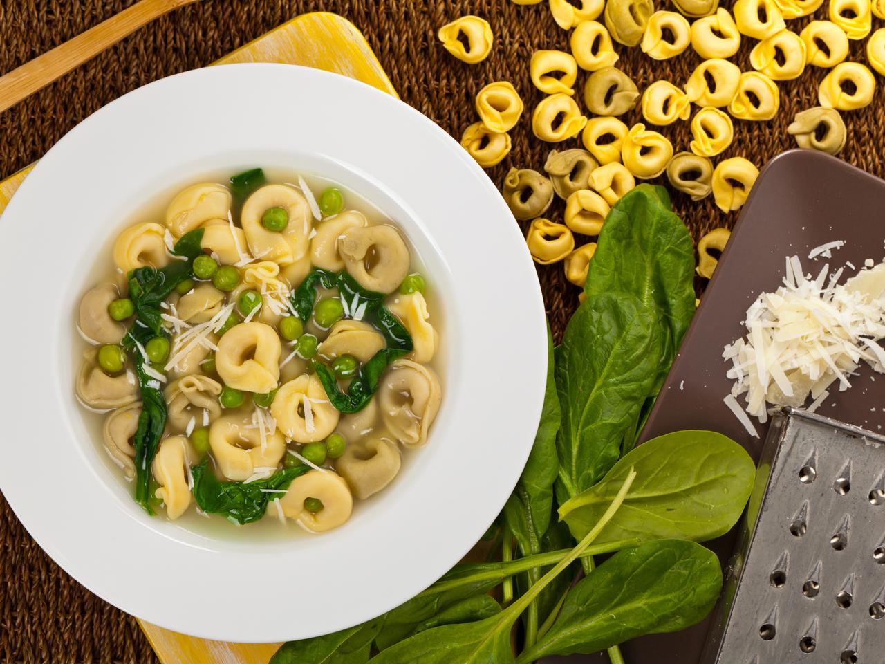 Wiosenna zupa na rosole z tortellini
