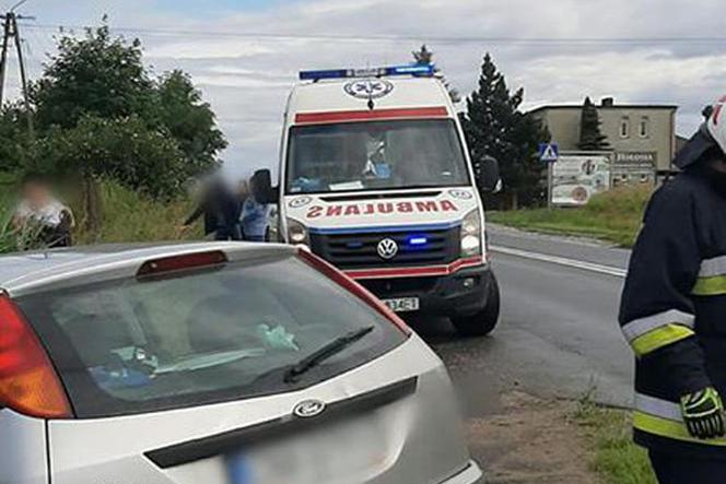 Bus zderzył z się osobówką. Jedna osoba trafiła do szpitala