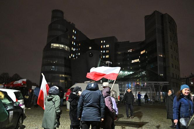 Kolejny dzień protestu przed siedzibą TVP