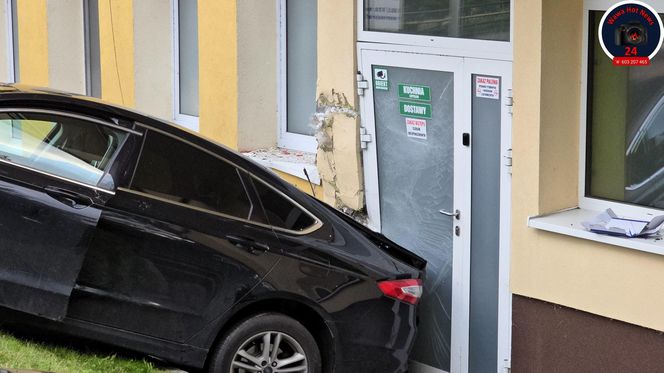 Auto staranowało ludzi i uderzyło w budynek szpitala. Groźny incydent w Otwocku
