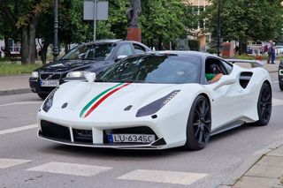 Siedlczanie chętnie korzystali z przejażdżek luksusowymi sportowymi samochodami by wesprzeć szczytny cel