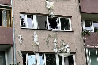  Drzewo runęło na blok! Roztrzaskane szyby w oknach, rozryta elewacja i zarwane balkony