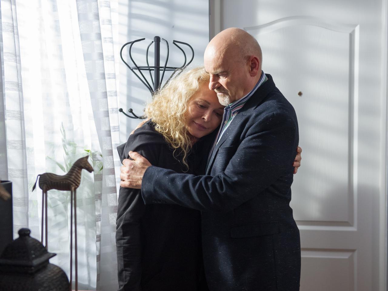 Na Wspólnej odcinek 2441, Agnieszka (Katarzyna Walter), Roman (Waldermar Obłoza)