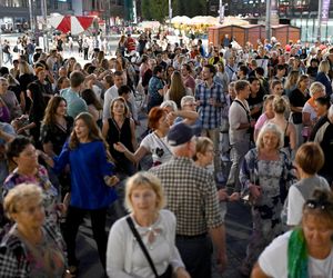 Gorące rytmy na zakończenie lata. Karnawałowy finał Roztańczonego Wyspiańskiego w Katowicach